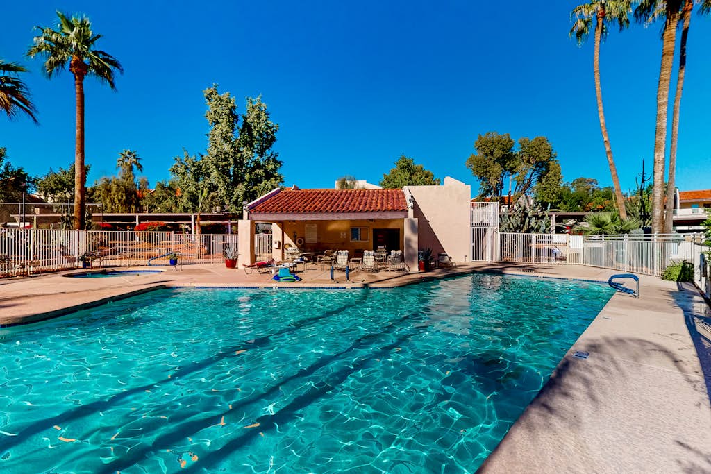 Gorgeous condo with hot tub, pool, tennis court, & grilling area - lake access