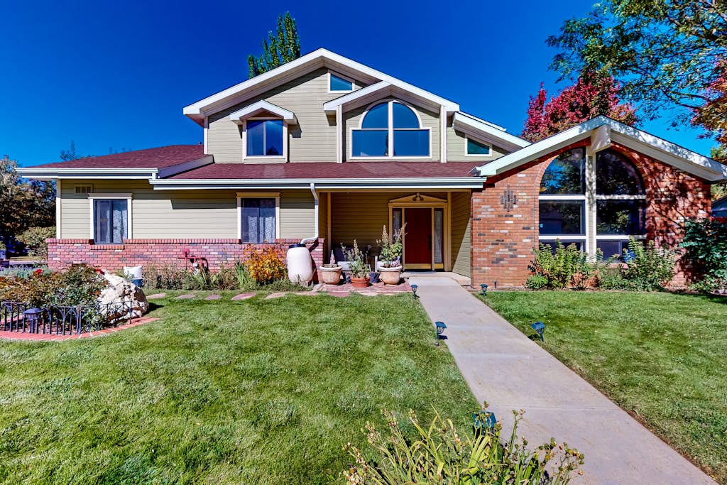 Gorgeous home retreat with AC, large yard, foosball, pool table, yard, & firepit