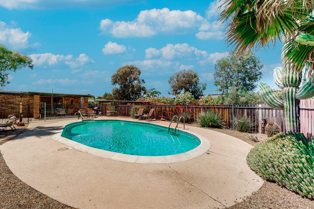 Wonderful condo with pool, fireplace, W/D, & grill - golf nearby