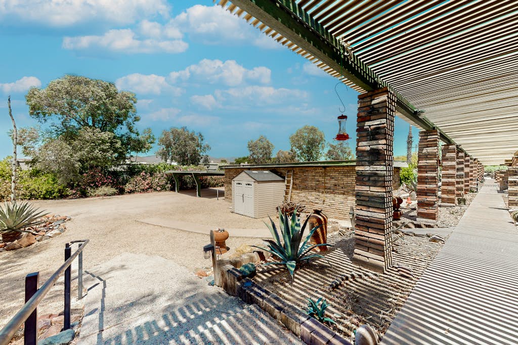 Wonderful condo with pool, fireplace, W/D, & grill - golf nearby