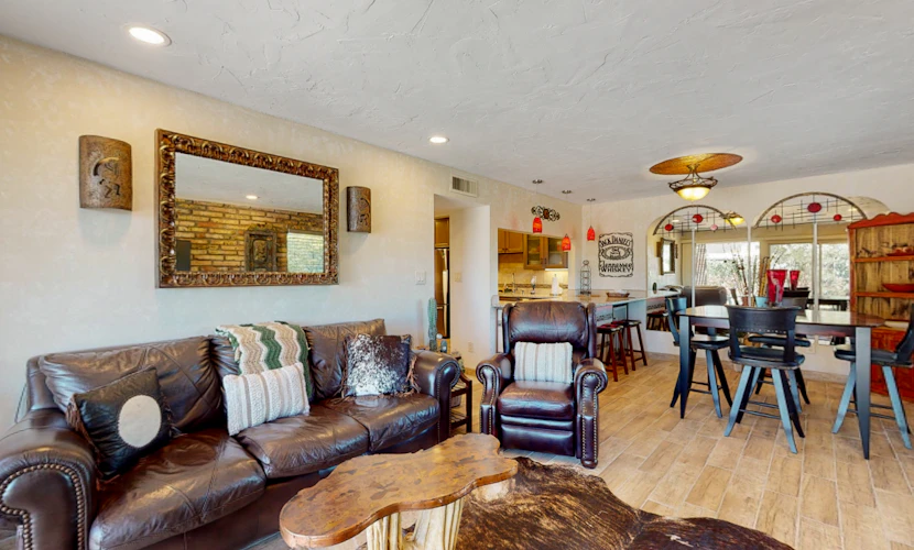 Wonderful condo with pool, fireplace, W/D, & grill - golf nearby