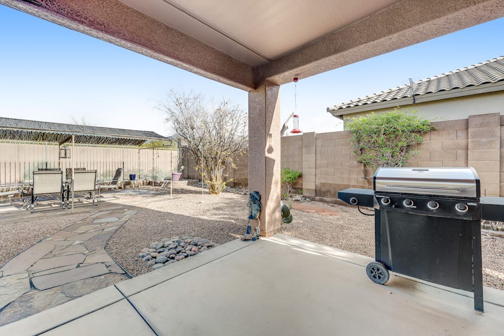 Serene home with mountain views, enclosed yard, patio, grill & AC - near golf