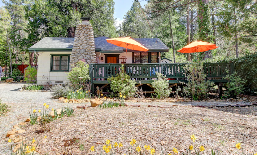 Dog-friendly mountain retreat with private hot tub & well-appointed deck