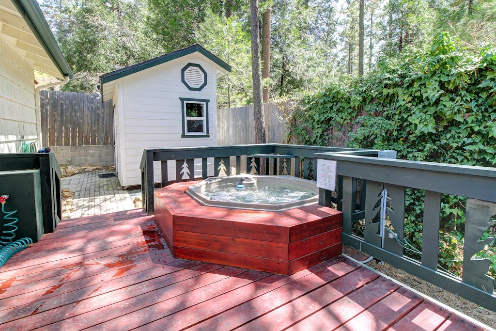 Dog-friendly mountain retreat with private hot tub & well-appointed deck
