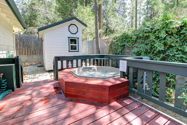 Dog-friendly mountain retreat with private hot tub & well-appointed deck