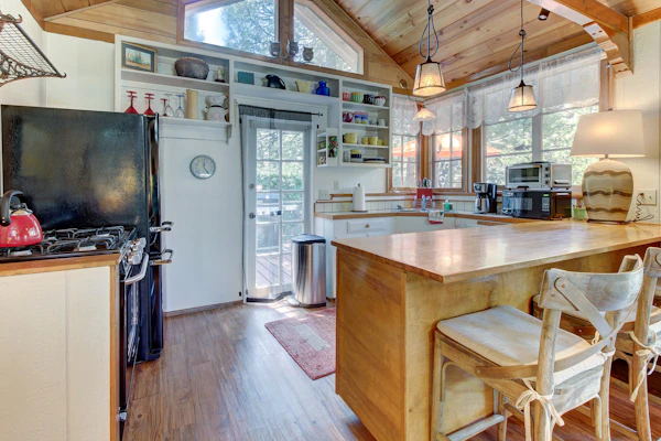 Dog-friendly mountain retreat with private hot tub & well-appointed deck