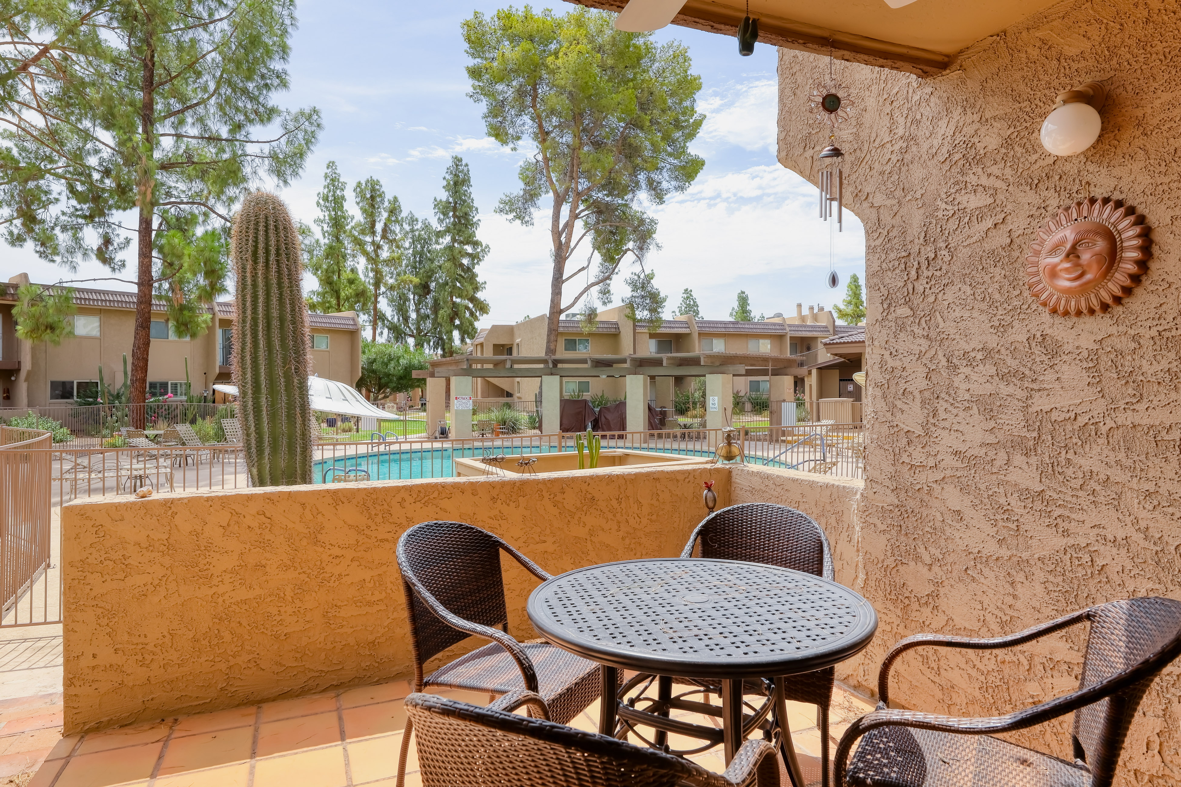 Ground-floor condo with pool, hot & central AC - close to Old Town, attractions