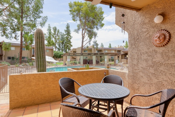 Ground-floor condo with pool, hot & central AC - close to Old Town, attractions