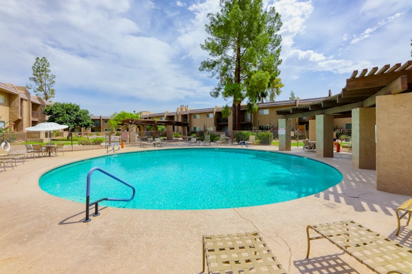 Ground-floor condo with pool, hot & central AC - close to Old Town, attractions