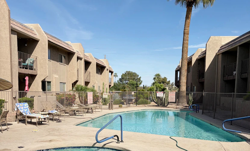Ground-floor condo with pool, hot & central AC - close to Old Town, attractions