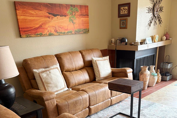 Ground-floor condo with pool, hot & central AC - close to Old Town, attractions