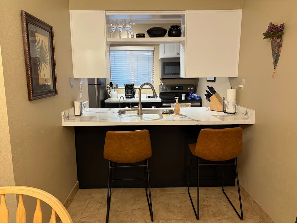 Ground-floor condo with pool, hot & central AC - close to Old Town, attractions