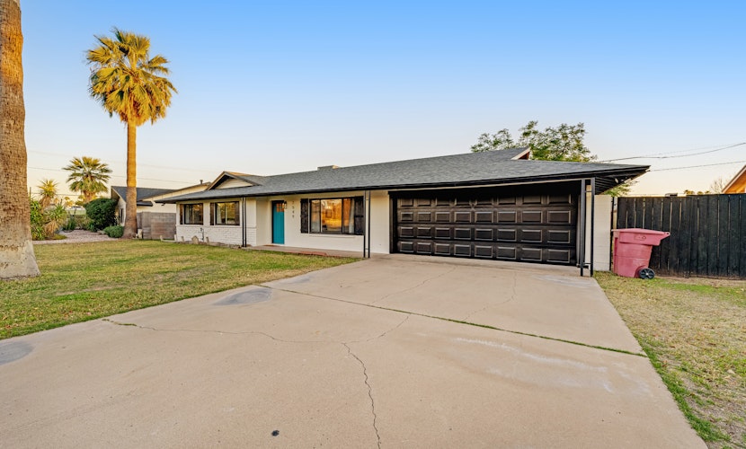 Stylish desert oasis with fast WiFi, fenced yard, & screened patio