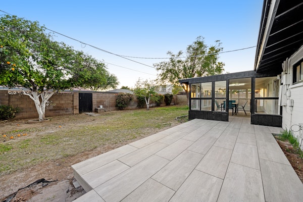 Stylish desert oasis with fast WiFi, fenced yard, & screened patio
