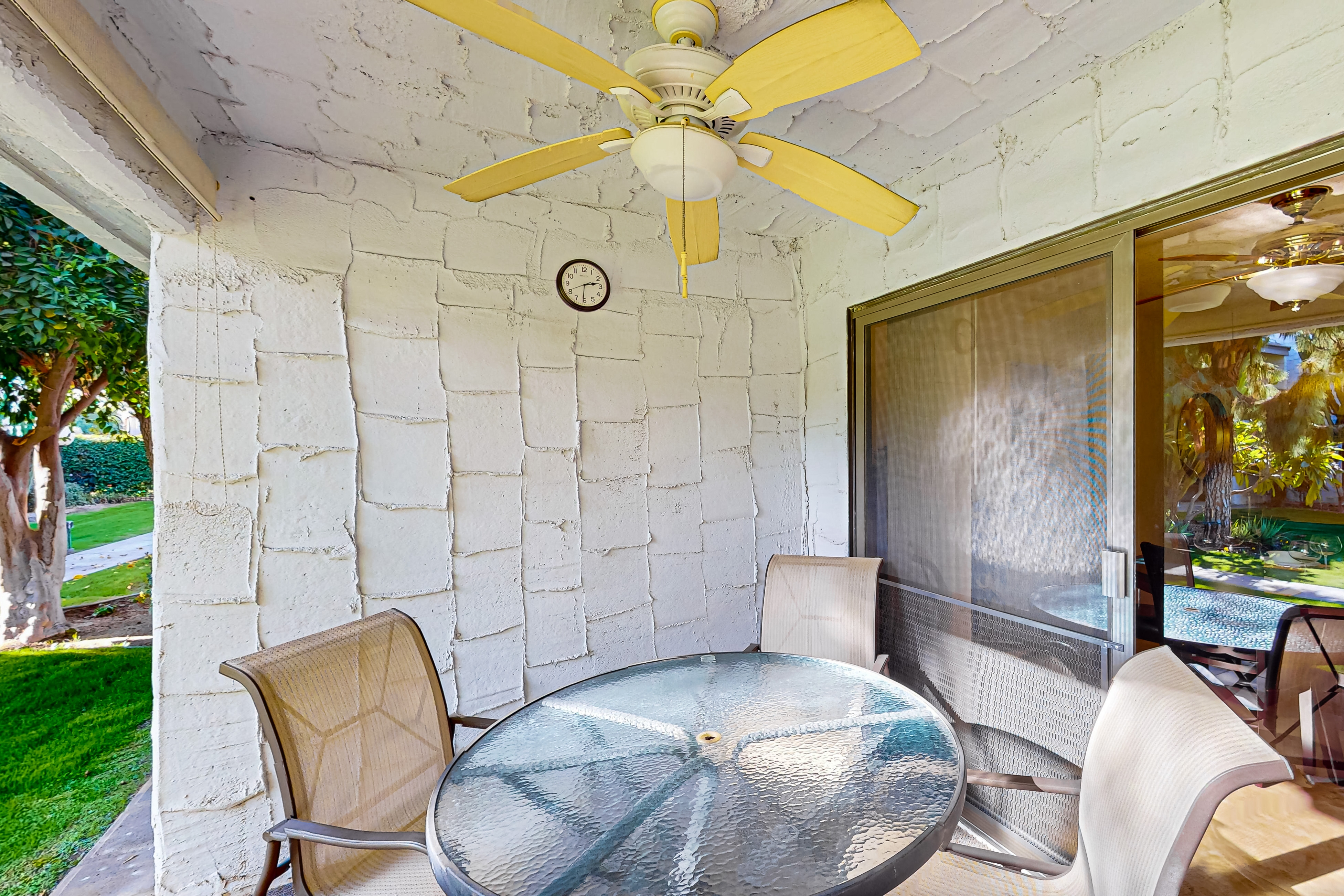 Beautiful Condo minutes from downtown, shared pools, hot tub, tennis & golf