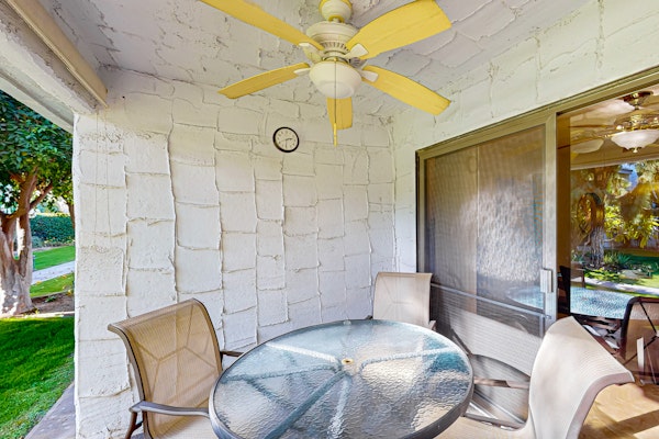 Beautiful Condo minutes from downtown, shared pools, hot tub, tennis & golf