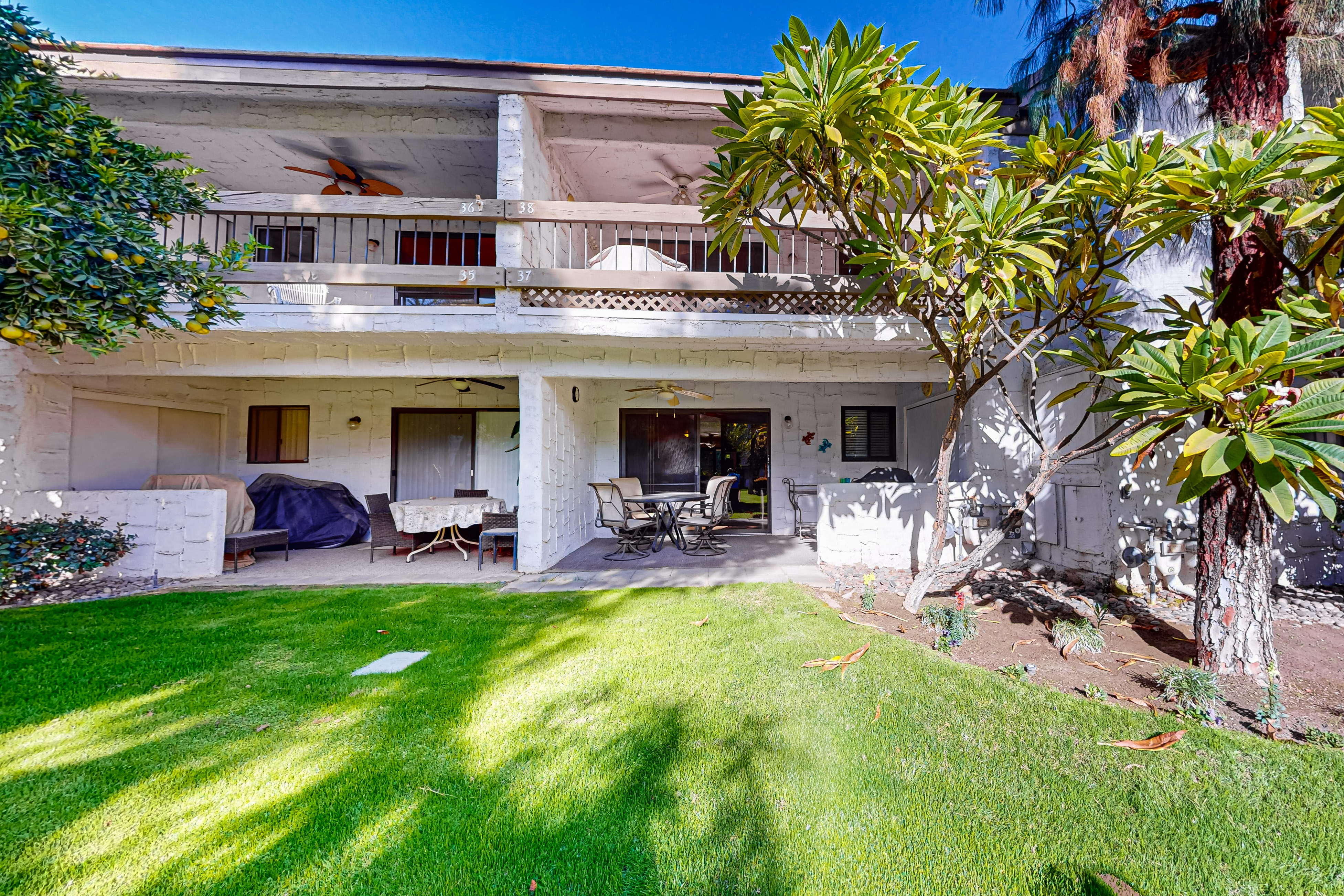 Beautiful Condo minutes from downtown, shared pools, hot tub, tennis & golf