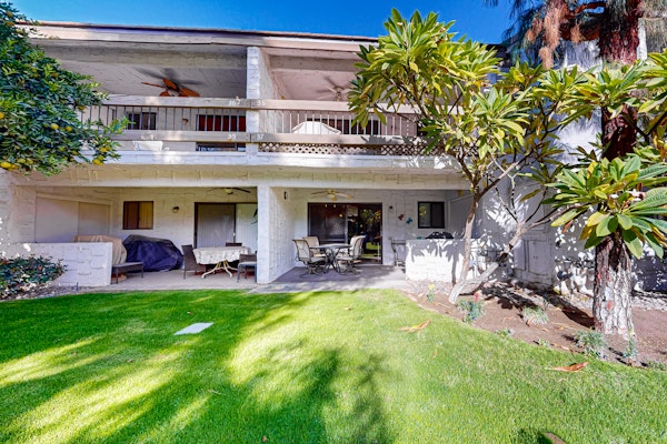 Beautiful Condo minutes from downtown, shared pools, hot tub, tennis & golf