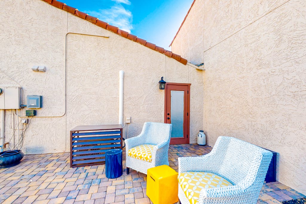 Charming dog-friendly townhome with 3 pools, gas grill, AC, & washer/dryer