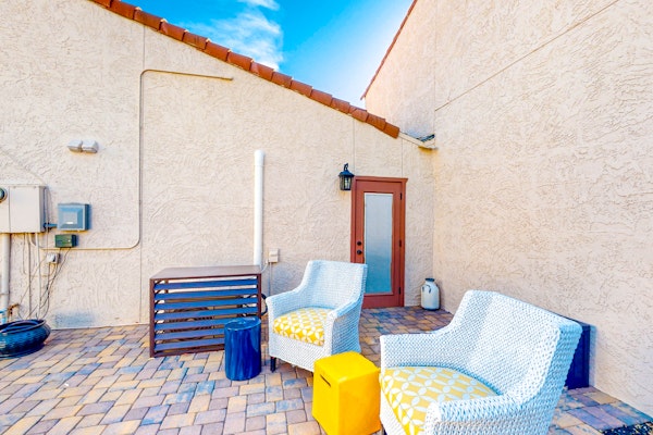 Charming dog-friendly townhome with 3 pools, gas grill, AC, & washer/dryer