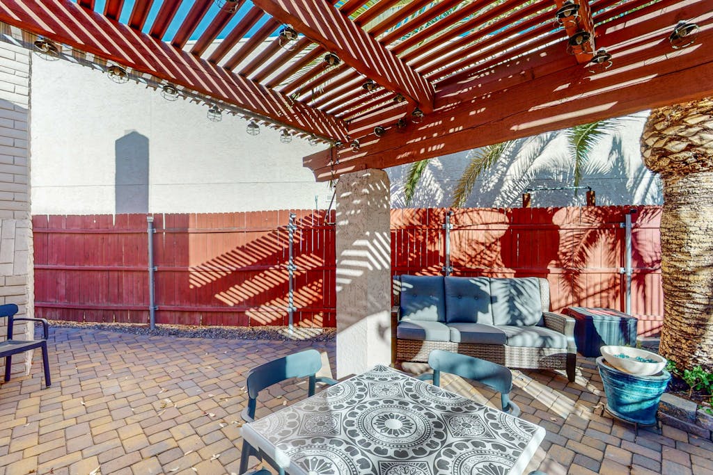 Charming dog-friendly townhome with 3 pools, gas grill, AC, & washer/dryer