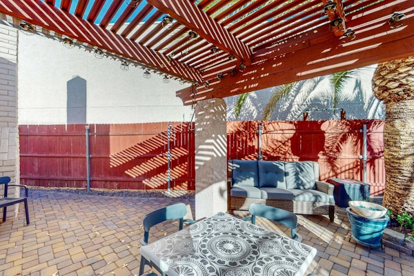 Charming dog-friendly townhome with 3 pools, gas grill, AC, & washer/dryer