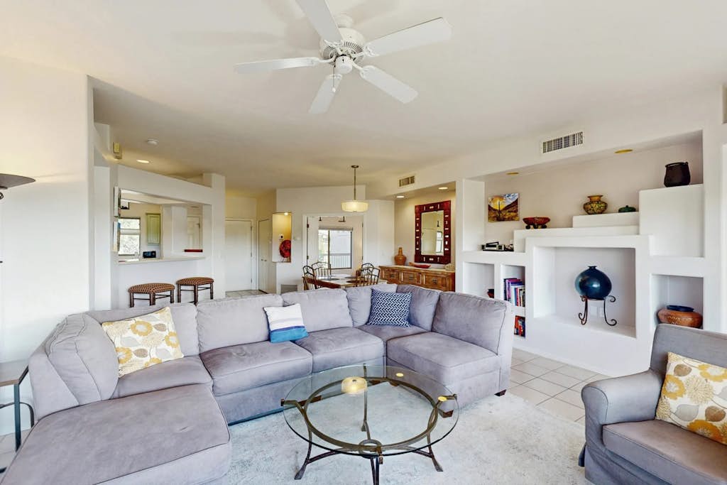 Inviting condo with balcony & clubhouse amenity access