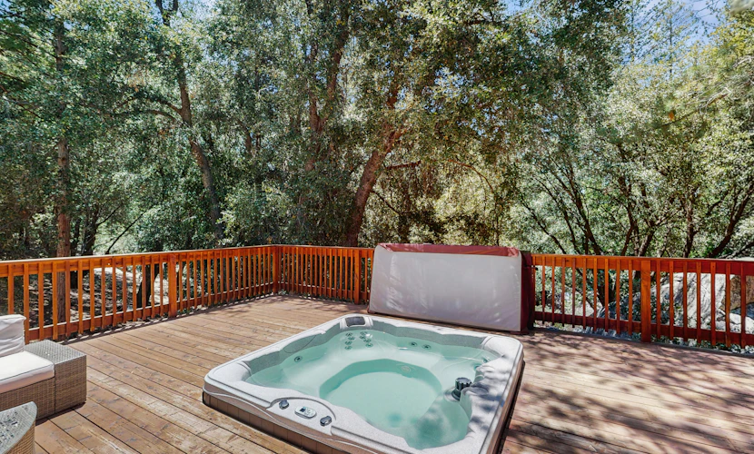 Fantastic wooded escape with private hot tub, WiFi & deck