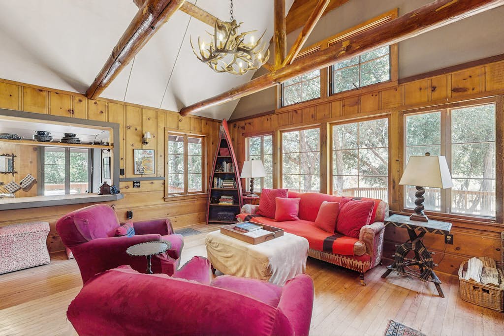 Fantastic wooded escape with private hot tub, WiFi & deck