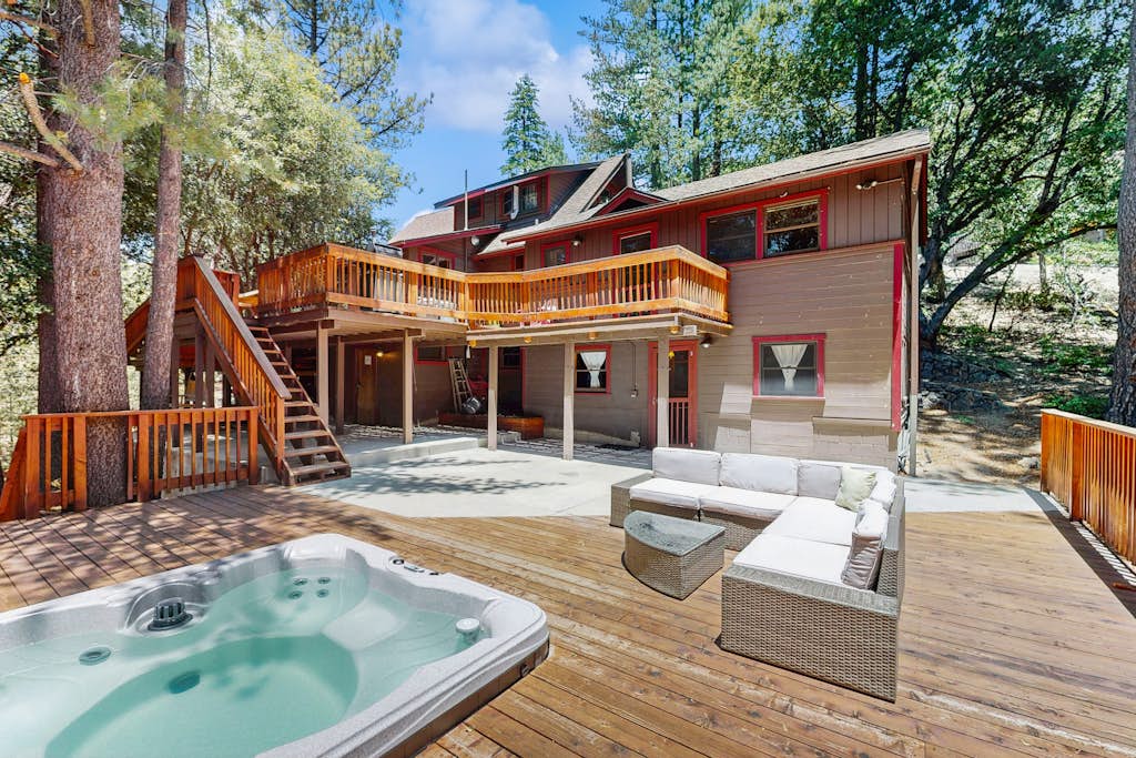 Fantastic wooded escape with private hot tub, WiFi & deck