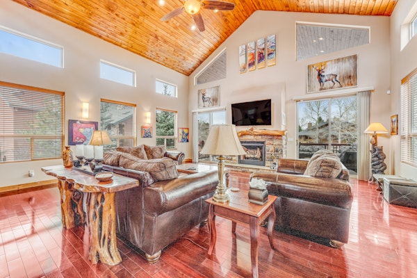 Spacious lakefront home with deck & W/D