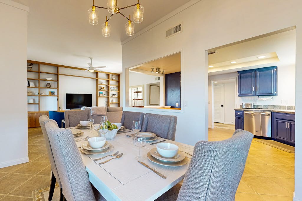 Classy Sommerset condo w/stunning views, pools & tennis courts, pickleball