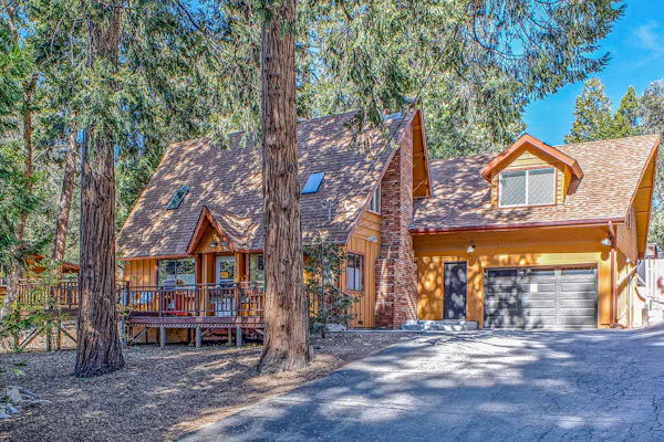 Outdoor Enthusiast's Paradise - Mountainside Cabin