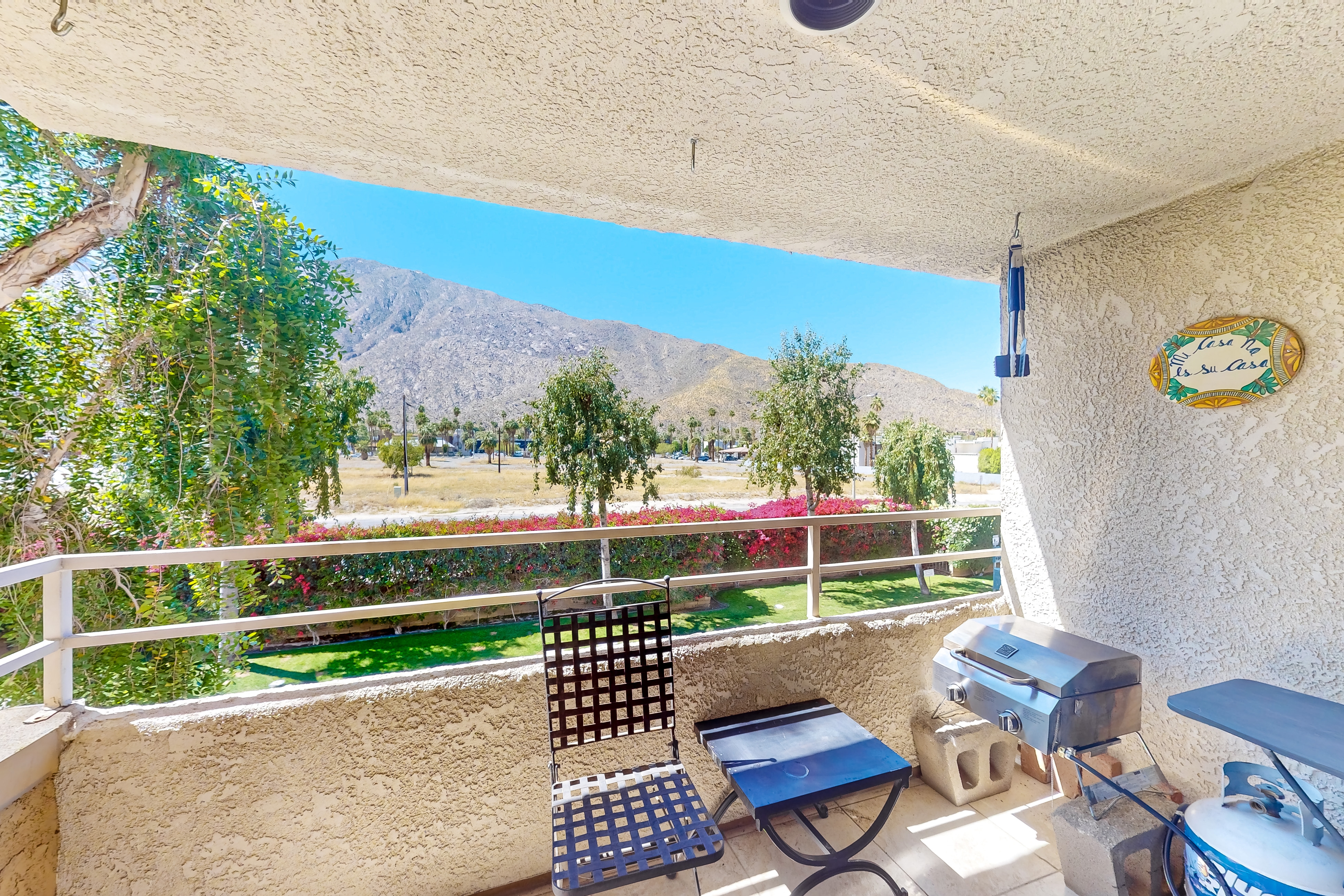 Mountain view condo blocks from downtown with pool, tennis & pickleball