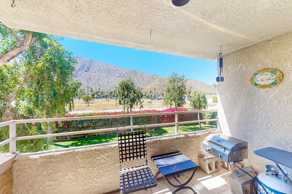 Mountain view condo blocks from downtown with pool, tennis & pickleball