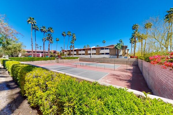 Mountain view condo blocks from downtown with pool, tennis & pickleball