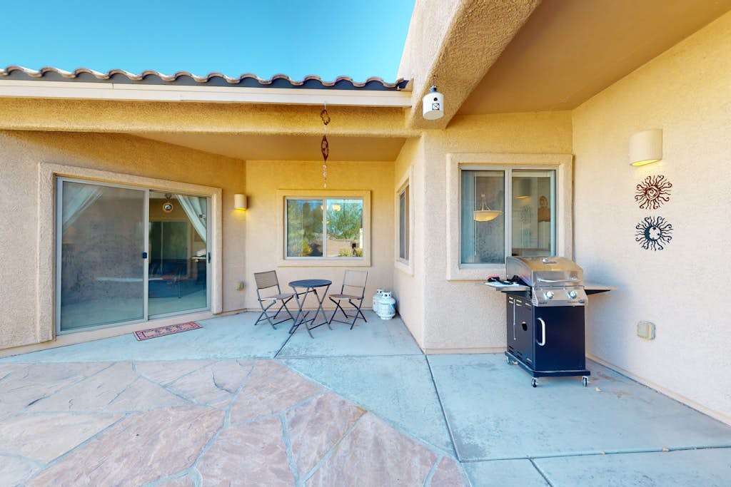Home with private outdoor space, grill, central AC, & washer/dryer