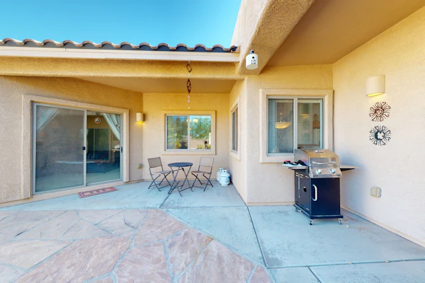 Home with private outdoor space, grill, central AC, & washer/dryer
