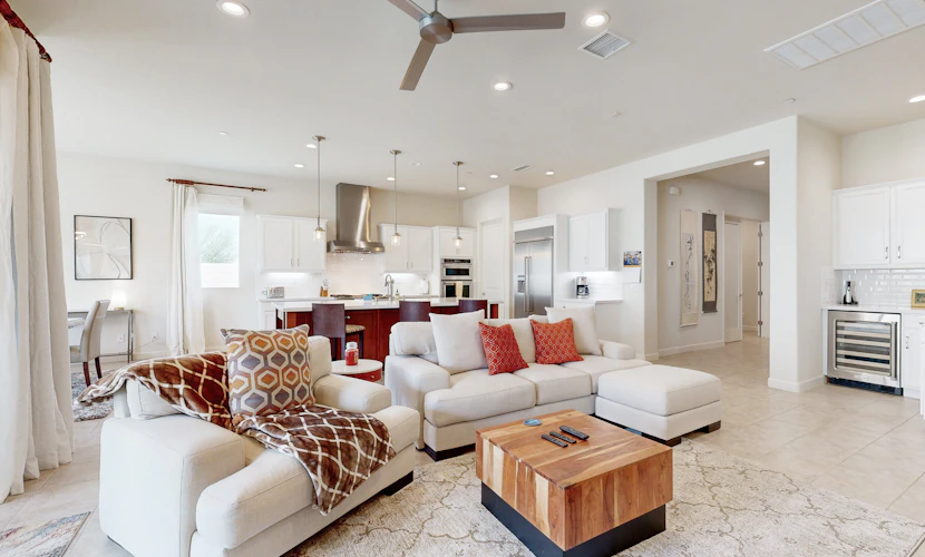 Luxurious & spacious home with patio, grill, plus hot tub & pool access