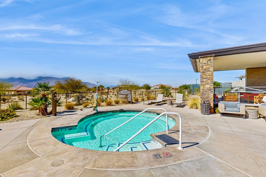 Luxurious & spacious home with patio, grill, plus hot tub & pool access