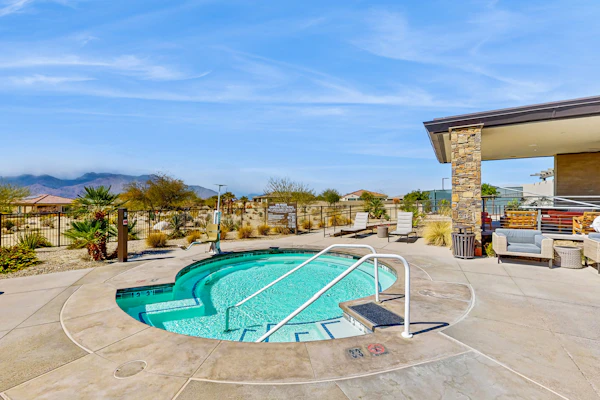 Luxurious & spacious home with patio, grill, plus hot tub & pool access