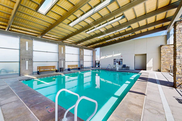 Luxurious & spacious home with patio, grill, plus hot tub & pool access