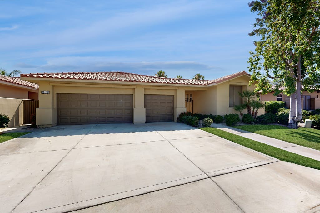 PGA west home with pool, gas grill spa and washer/dryer