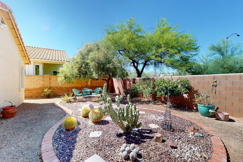 Dog-friendly desert home with mountain views, enclosed yard, grill, W/D, and AC