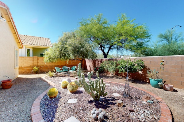 Dog-friendly desert home with mountain views, enclosed yard, grill, W/D, and AC