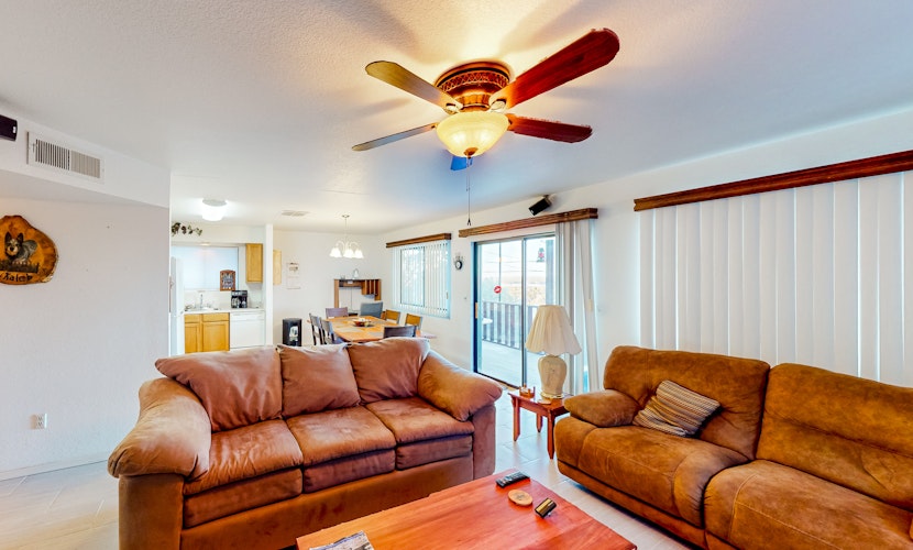 Dog-friendly home with valley views, balcony, grill, streaming, washer/dryer, AC