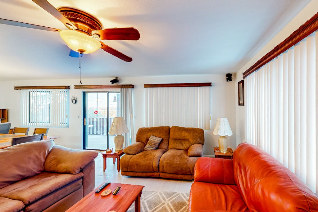 Dog-friendly home with valley views, balcony, grill, streaming, washer/dryer, AC