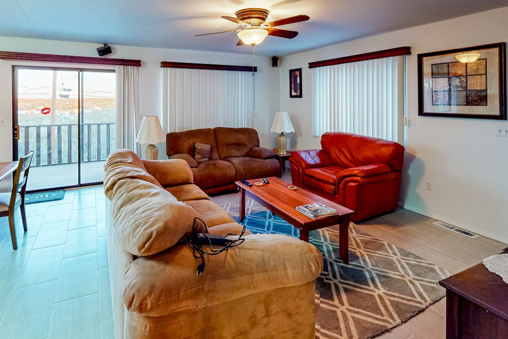 Dog-friendly home with valley views, balcony, grill, streaming, washer/dryer, AC