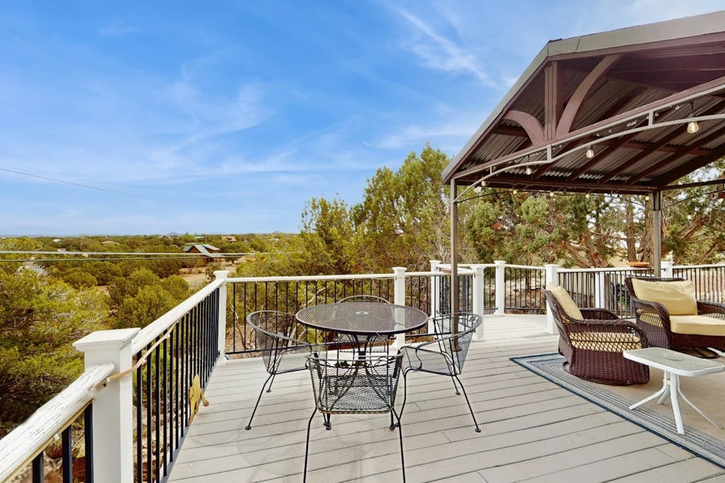 Dog-friendly home with valley views, balcony, grill, streaming, washer/dryer, AC
