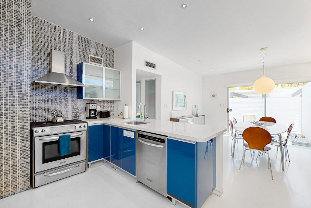 Elegant Wexler home with private outdoor pool & spa - 2 dogs welcome